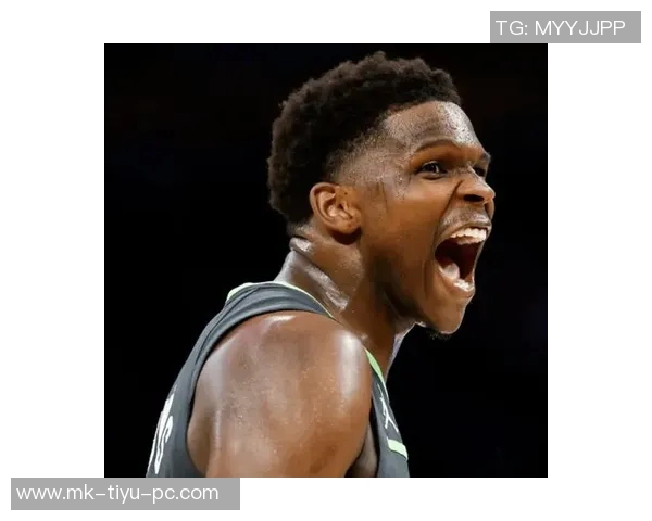 爱德华兹状态低迷半场14投仅中3三分球表现不佳仅得14分