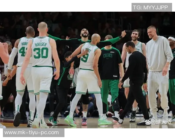 波尔津吉斯赛后与豪泽塔图姆怀特亲切交流回忆夺冠时光